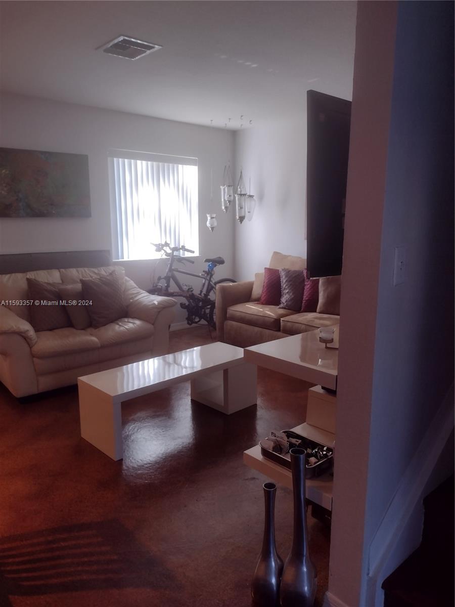 AQUA VISTA TOWNHOMES COND - Residential