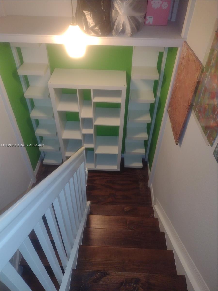 AQUA VISTA TOWNHOMES COND - Residential