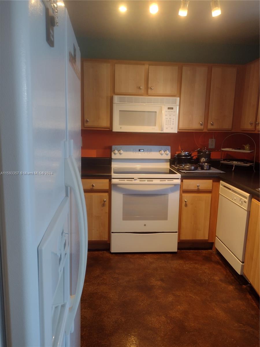 AQUA VISTA TOWNHOMES COND - Residential