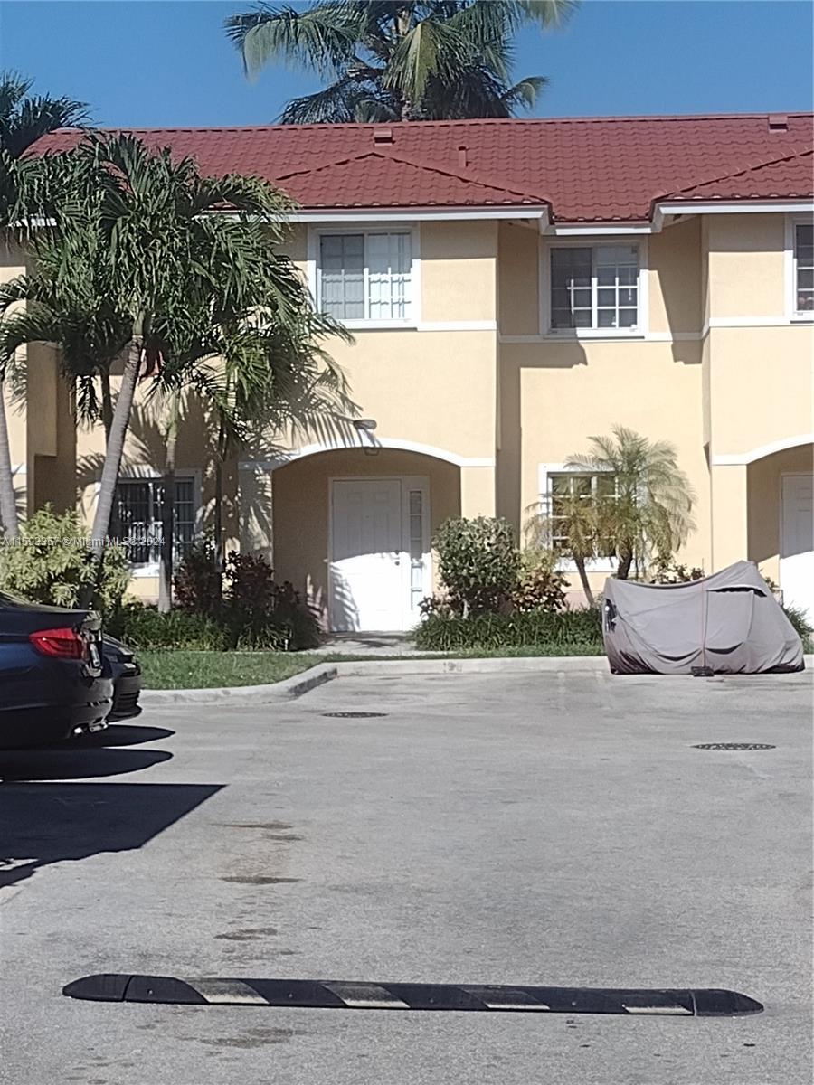 AQUA VISTA TOWNHOMES COND - Residential