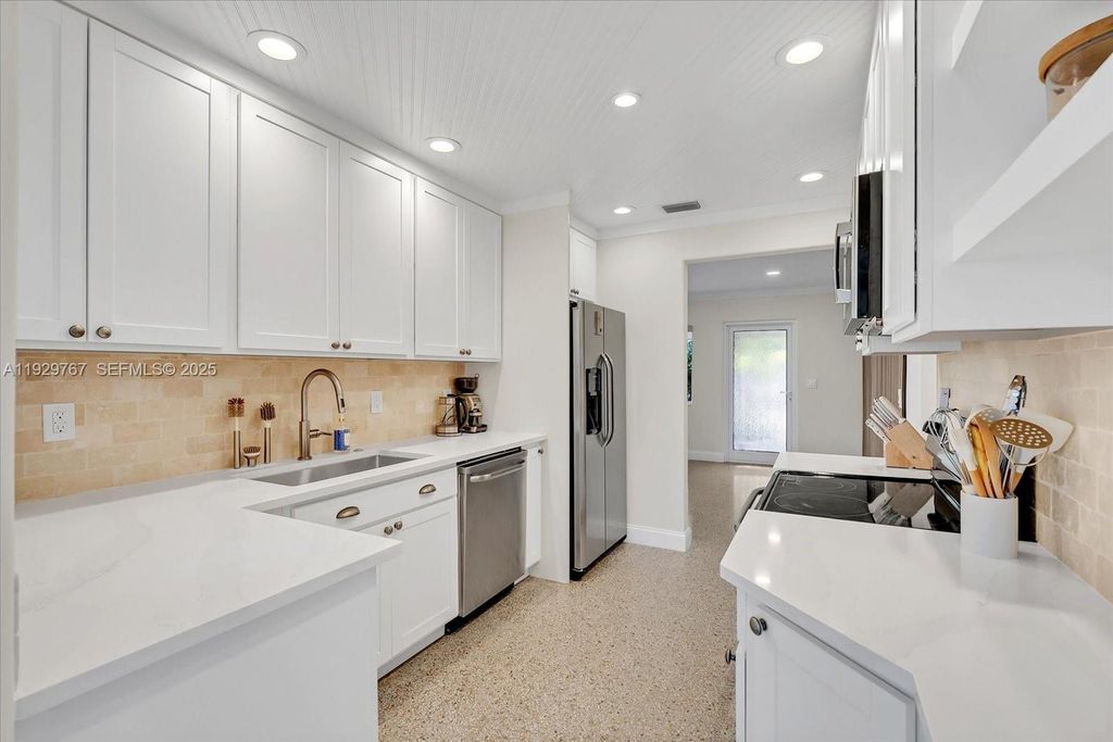 Photo of 101 NE 46th Ct, Oakland Park, FL 33334 (MLS # A11929767)