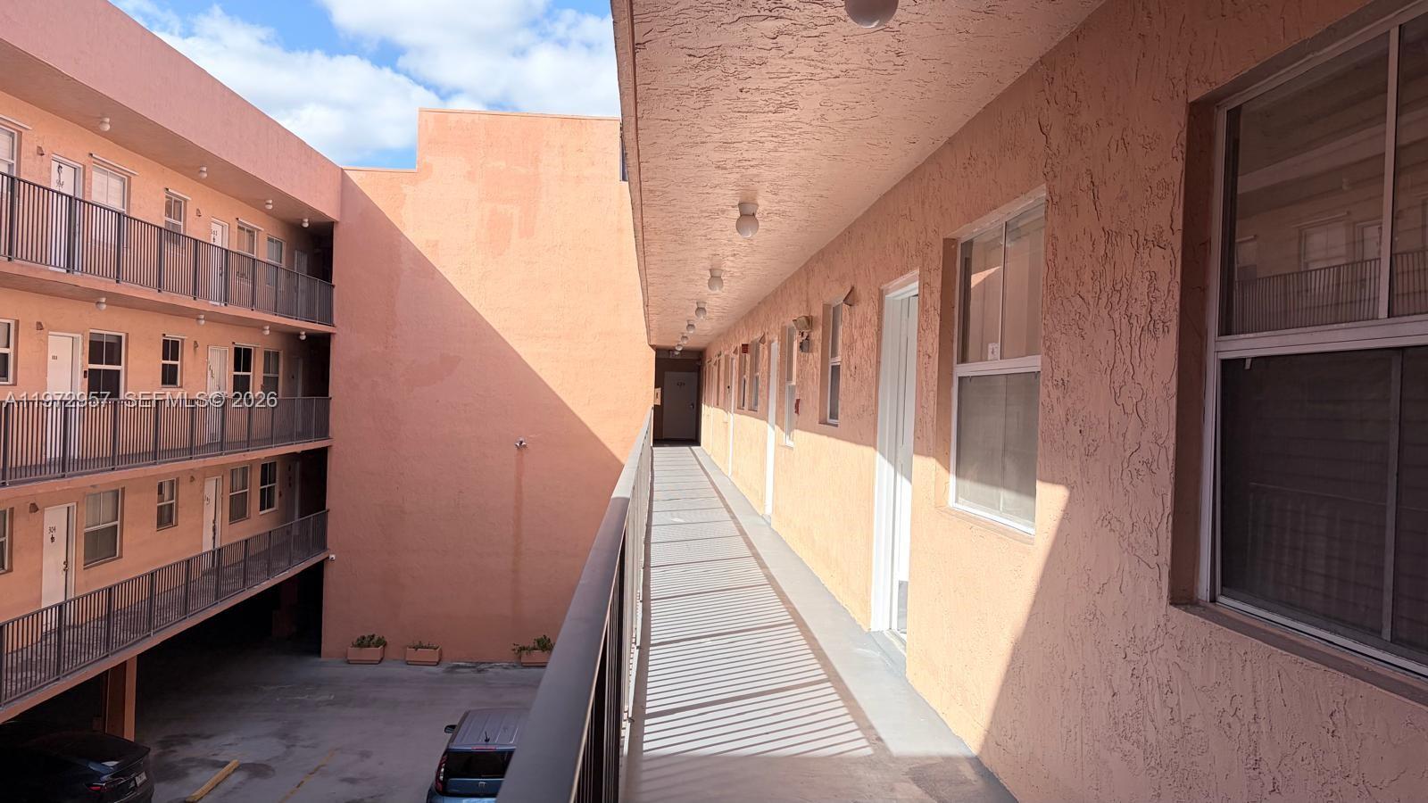 PRESIDENTIAL CORNERS COND - Residential