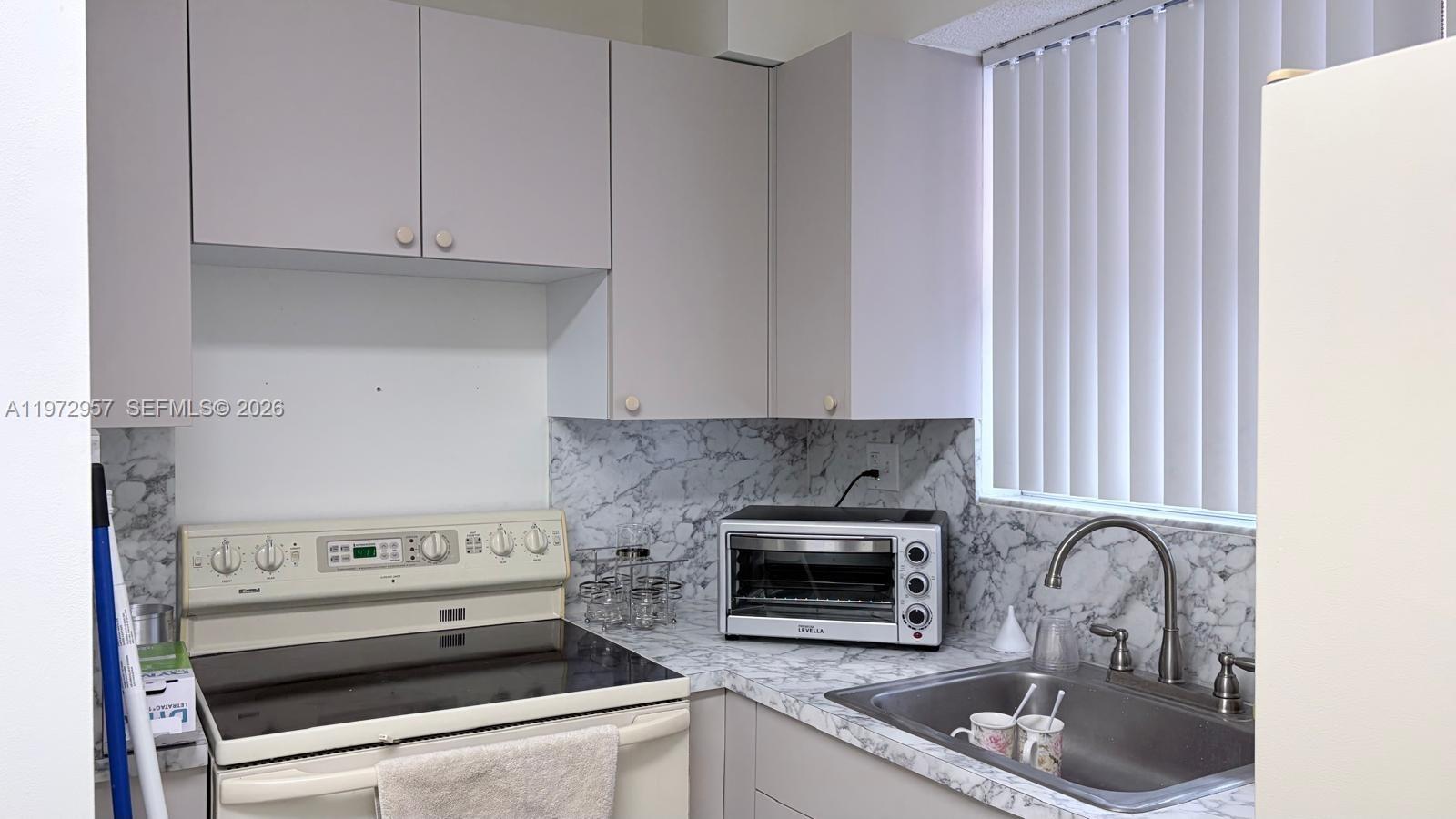 PRESIDENTIAL CORNERS COND - Residential