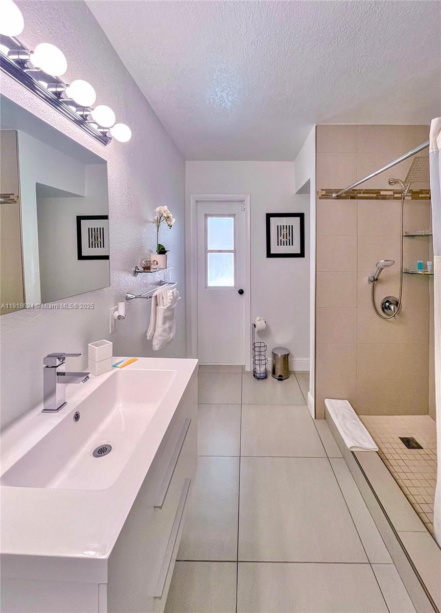 LAUDERDALE LAKES WEST GAT - Residential Lease