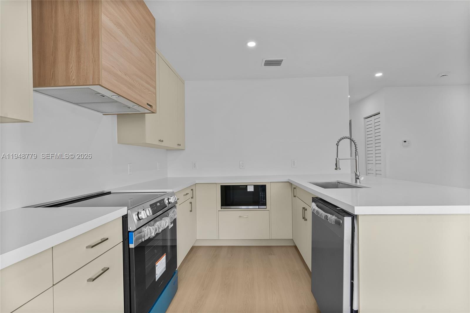 PINE TREE MANOR SEC 3 - Residential