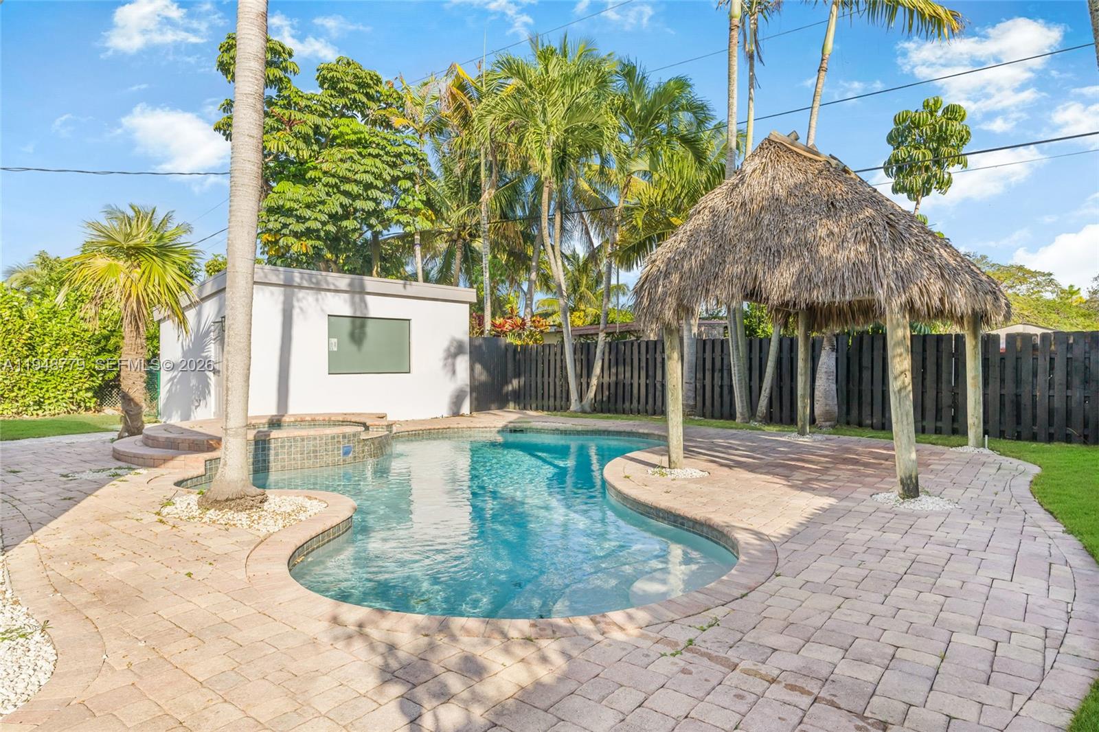 PINE TREE MANOR SEC 3 - Residential