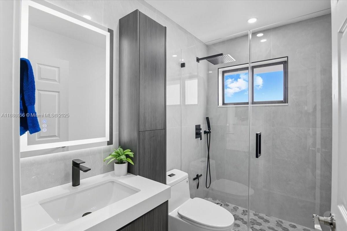 WEST ESPLANADE - Residential Lease