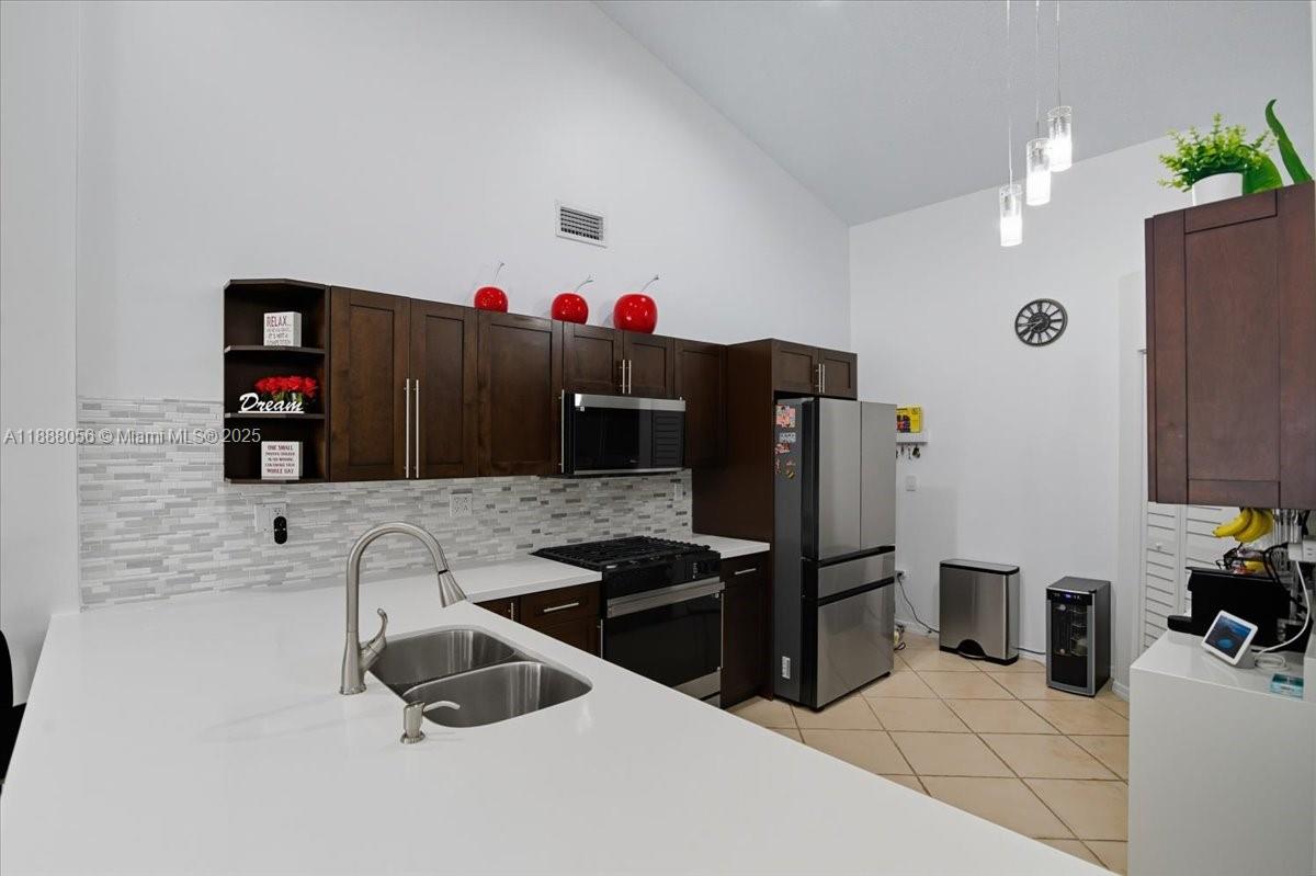 WEST ESPLANADE - Residential Lease