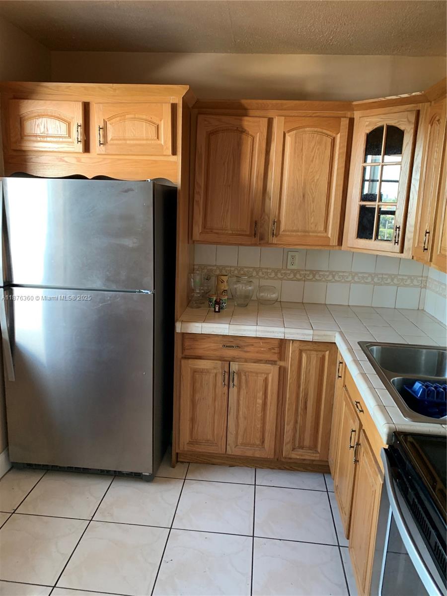 Beautiful condo 1/1 located within the Fountainebleau area. includes amenities such as a pool, tennis court,
exercise room, and laundry area. Water is included. Nearby access to the expressway, shopping centers