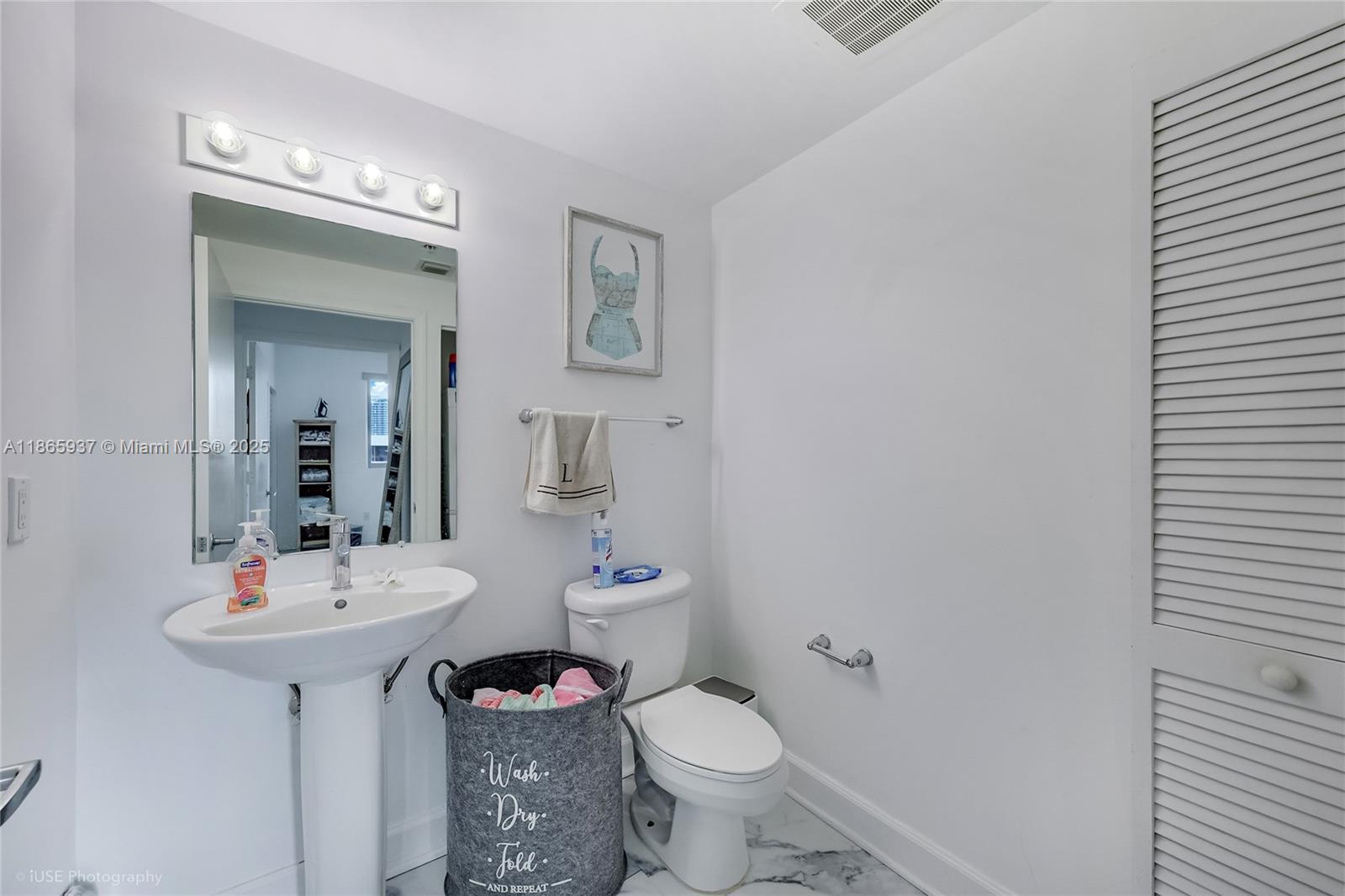 BLUE CONDO - Residential