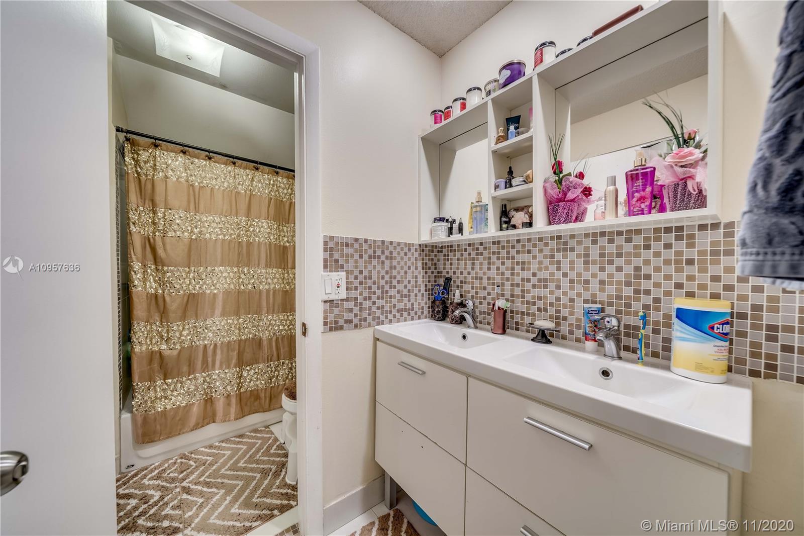 Townhouses at Jacaranda - Residential