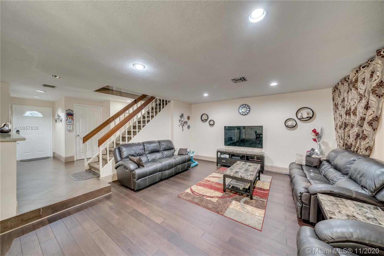 Townhouses at Jacaranda - Residential