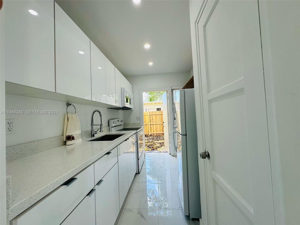 Photo of 407 SE 14th Ct #2, Fort Lauderdale, FL 33316 (MLS # A11948340)