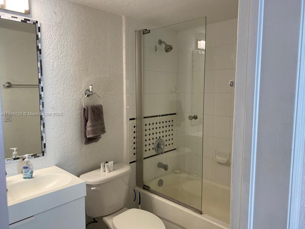 SHORT-TERM RENTAL ALLOWED!! Furnished and equipped, don't miss this unit. Strategically located, one block from beautiful beaches and restaurants, in an area of ??significant growth and development. The unit has a very good history and record for short-term rentals.