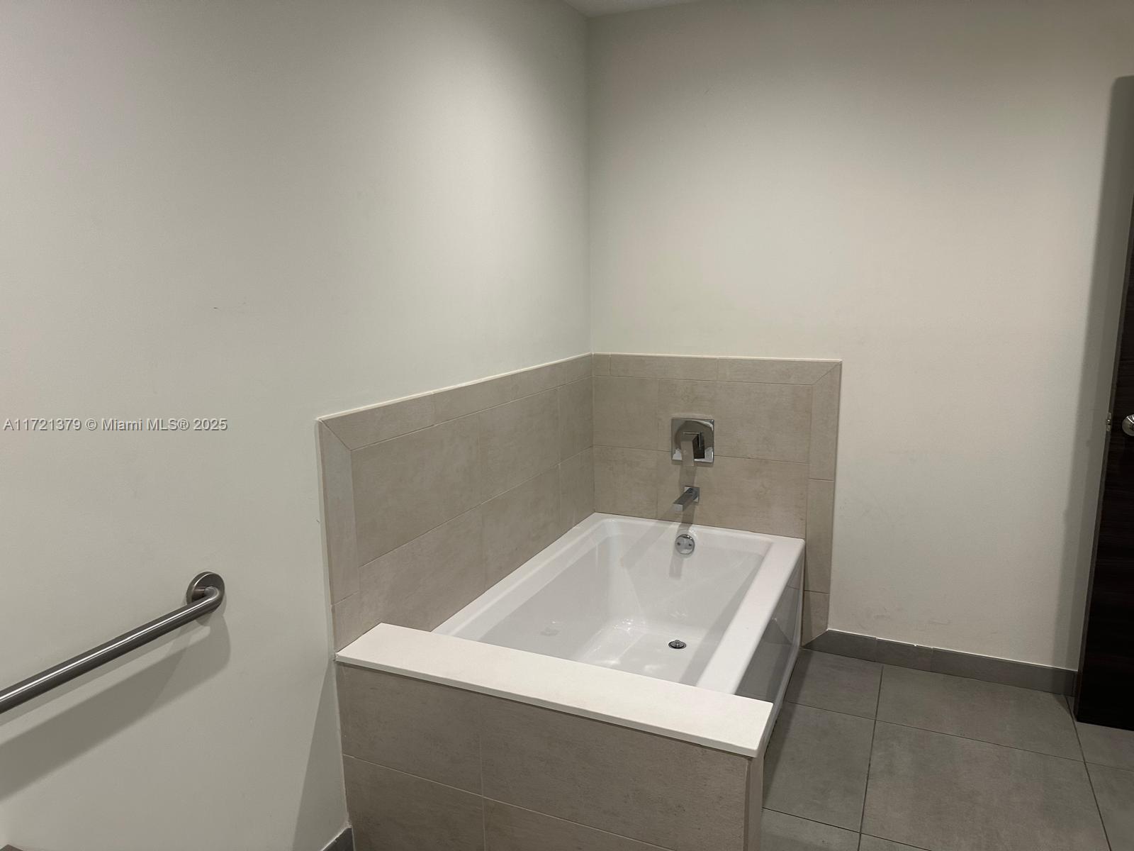 COSTA HOLLYWOOD CONDO - Residential