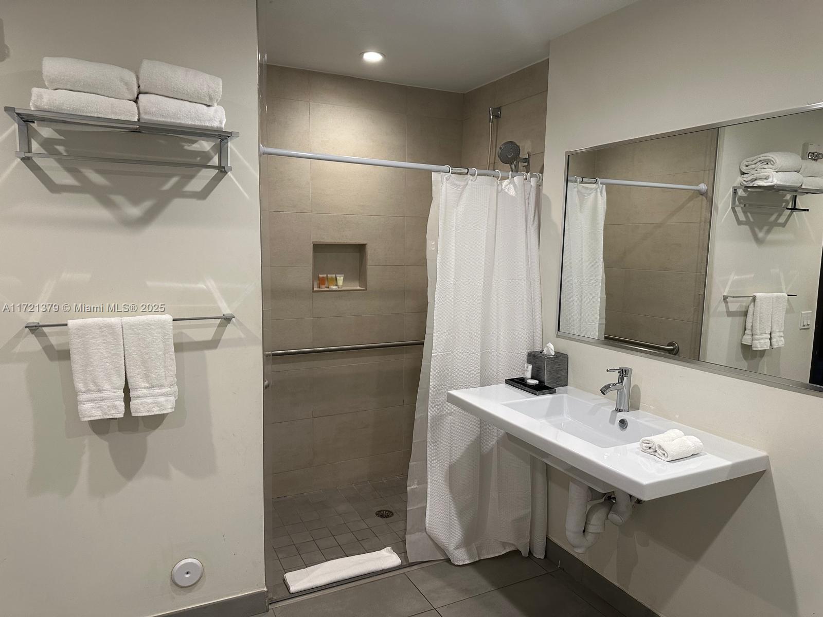 COSTA HOLLYWOOD CONDO - Residential