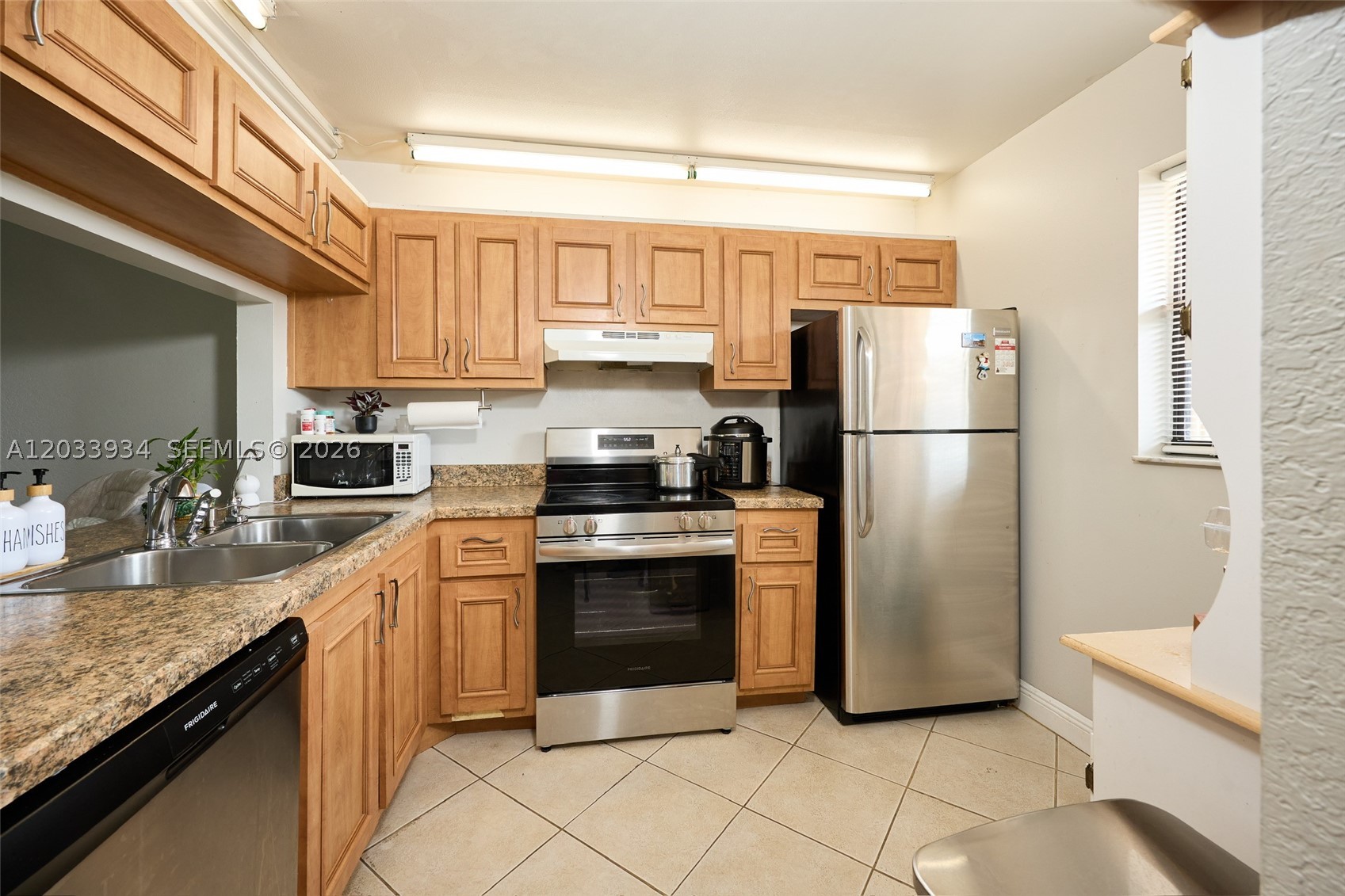 Photo 1 of 31 — 940 NW 104th Ave 203, Pembroke Pines, FL 33026