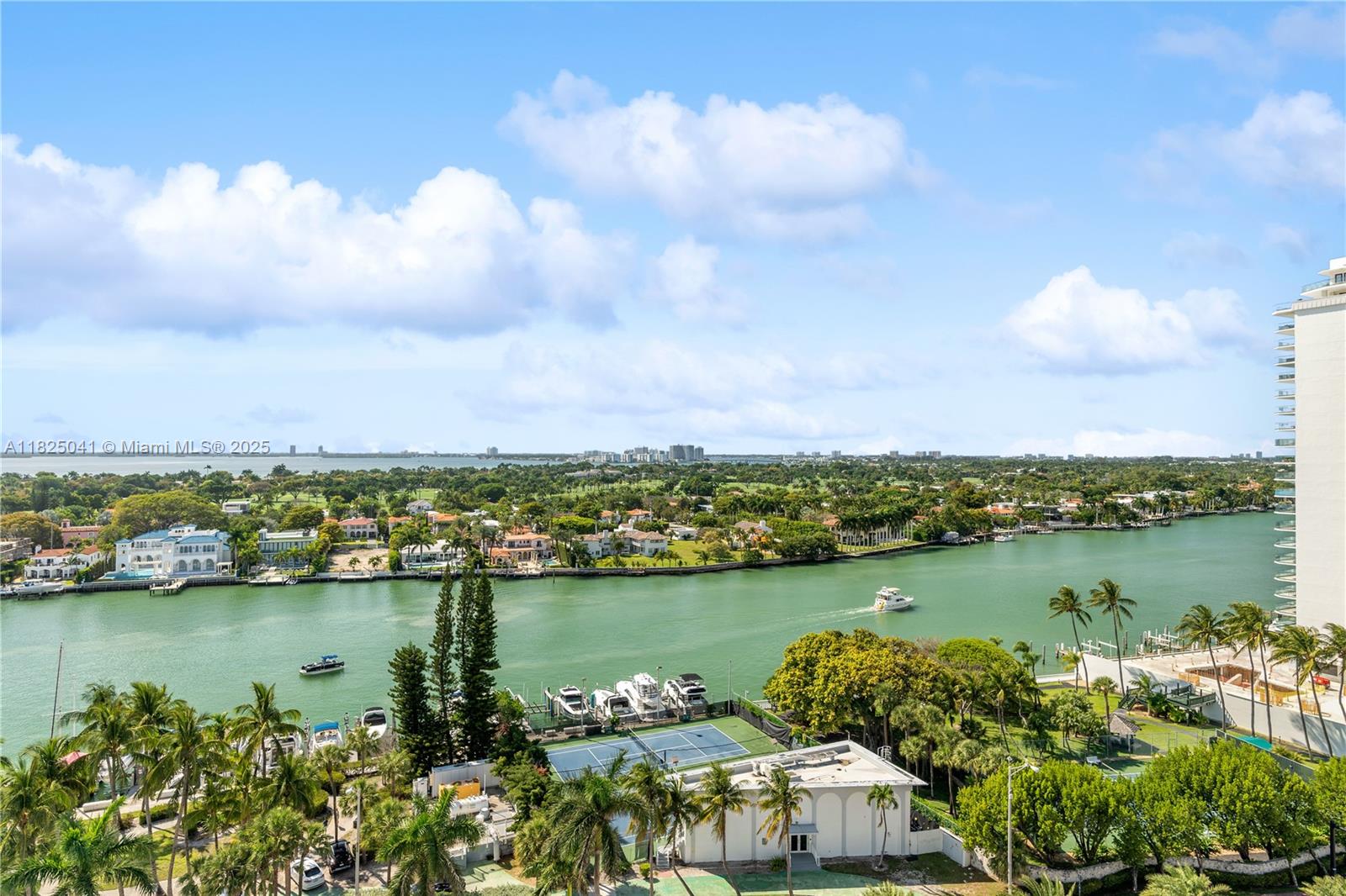 THE CARRIAGE HOUSE CONDO - Residential