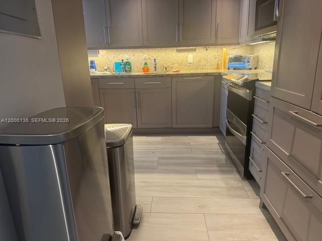 THE CARRIAGE HOUSE CONDO - Residential