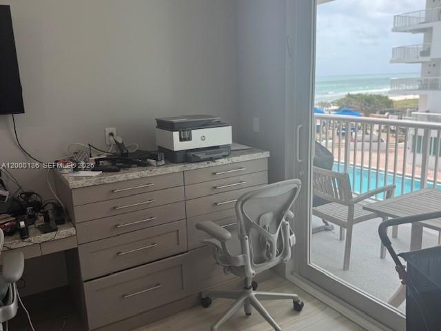 THE CARRIAGE HOUSE CONDO - Residential