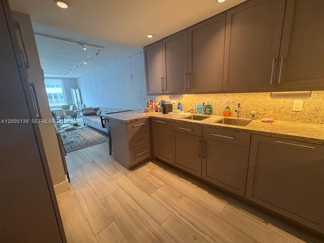 THE CARRIAGE HOUSE CONDO - Residential