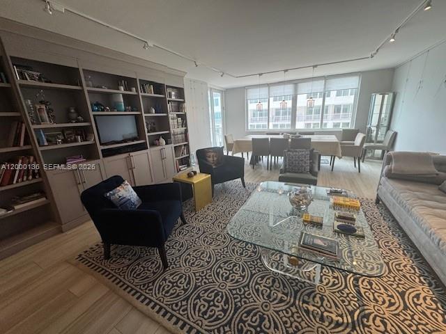 THE CARRIAGE HOUSE CONDO - Residential