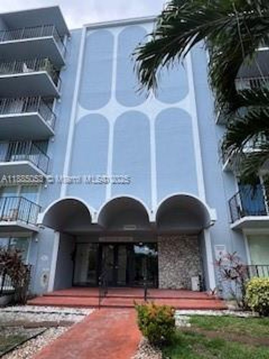 Three Horizon East 1 bedroom - 1.5 bathroom Condo located near beach, markets and more. 750 sq. living space, Common laundry in building. Large bedroom with big closets. Don't miss this opportunity.  Cash only.
