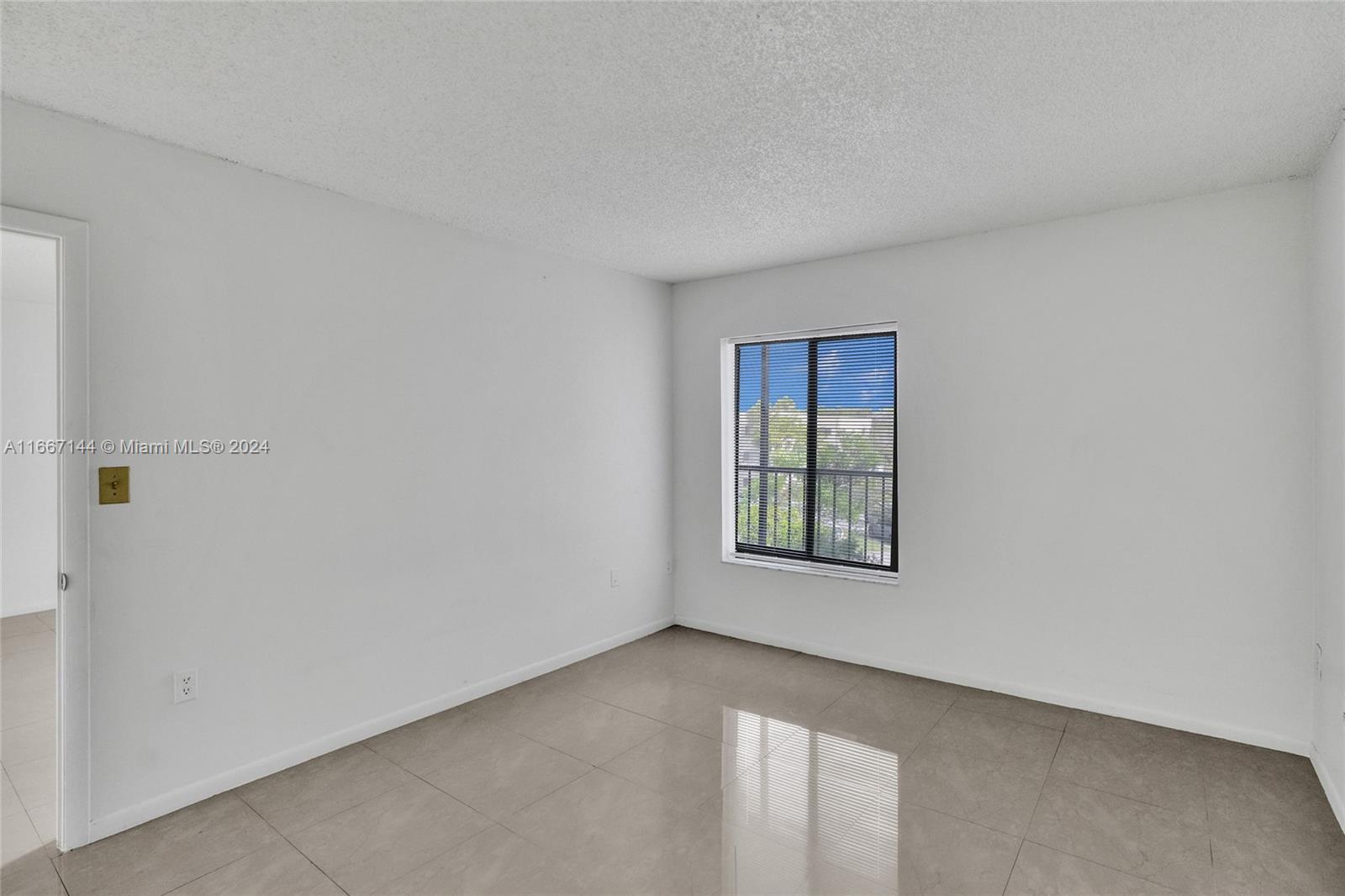 Miami, Florida 33173, United States, 1 Bedroom Bedrooms, ,2 BathroomsBathrooms,Residential,Pending,40962