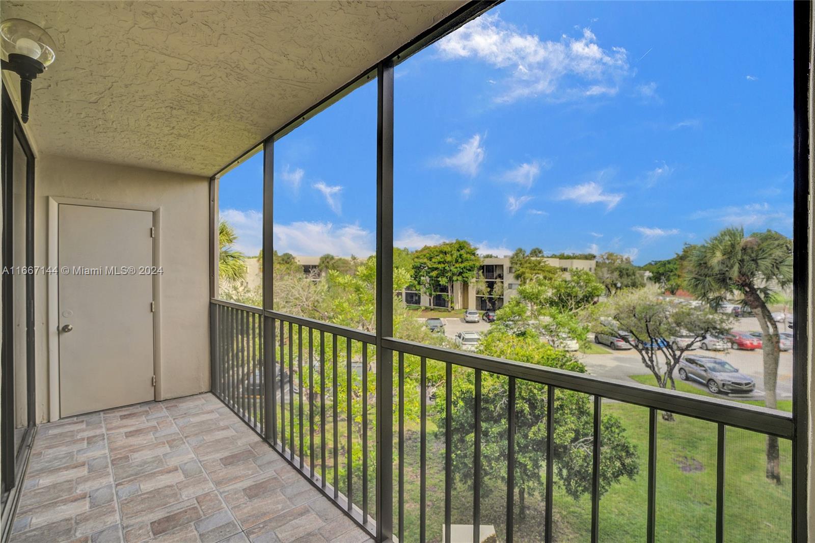 Miami, Florida 33173, United States, 1 Bedroom Bedrooms, ,2 BathroomsBathrooms,Residential,Pending,40962