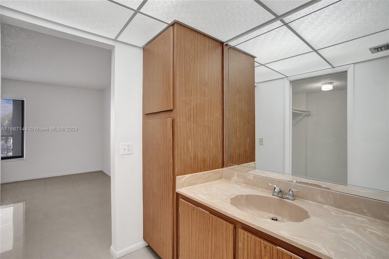 Miami, Florida 33173, United States, 1 Bedroom Bedrooms, ,2 BathroomsBathrooms,Residential,Pending,40962