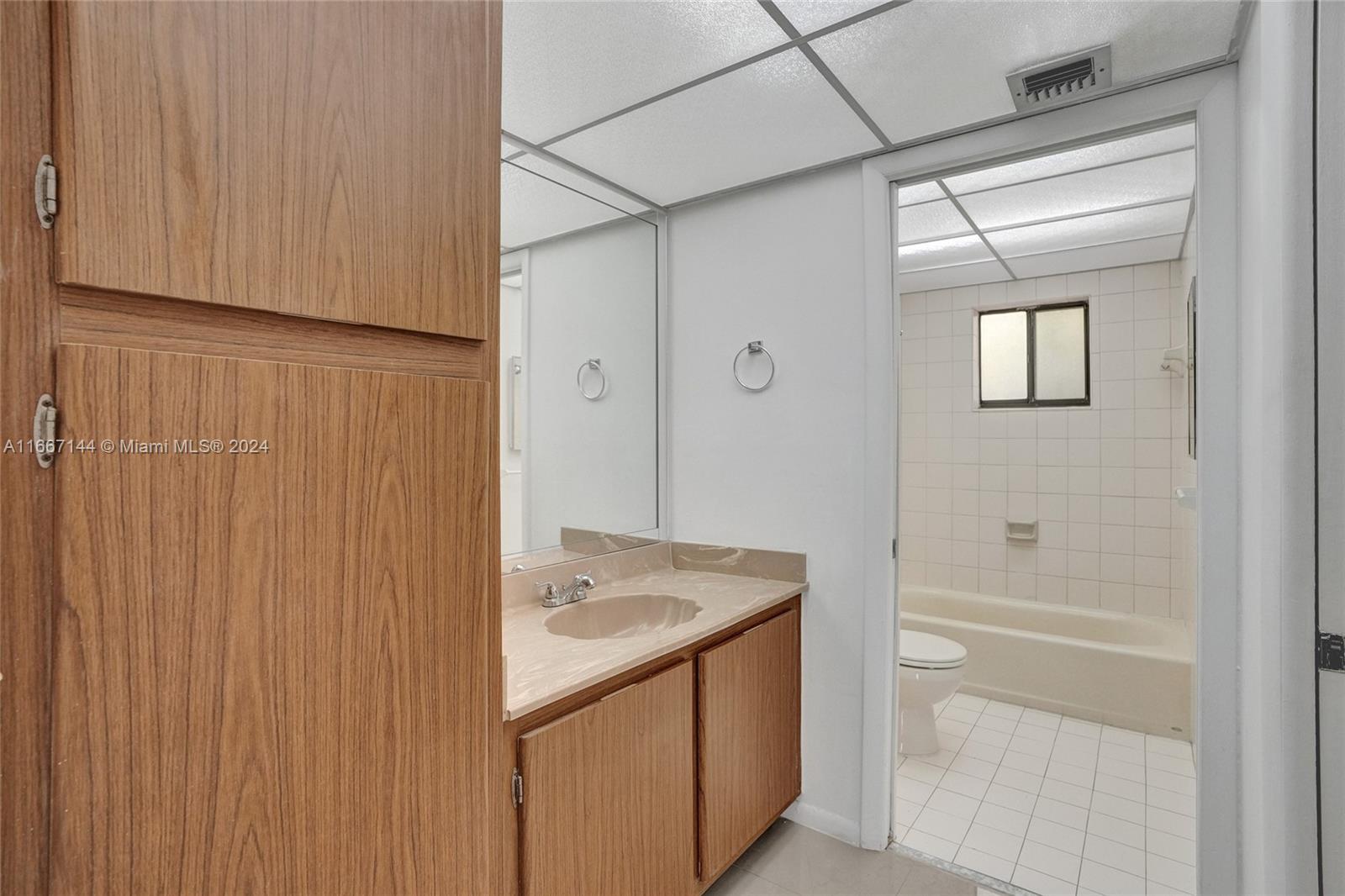 Miami, Florida 33173, United States, 1 Bedroom Bedrooms, ,2 BathroomsBathrooms,Residential,Pending,40962