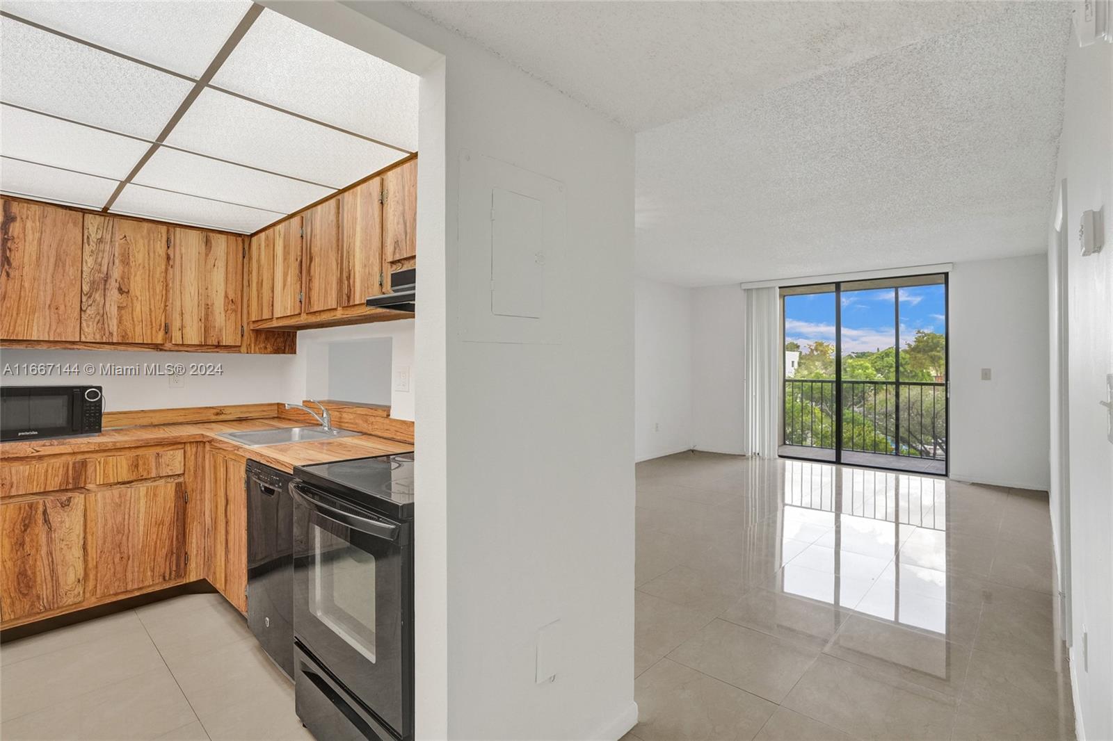 Miami, Florida 33173, United States, 1 Bedroom Bedrooms, ,2 BathroomsBathrooms,Residential,Pending,40962