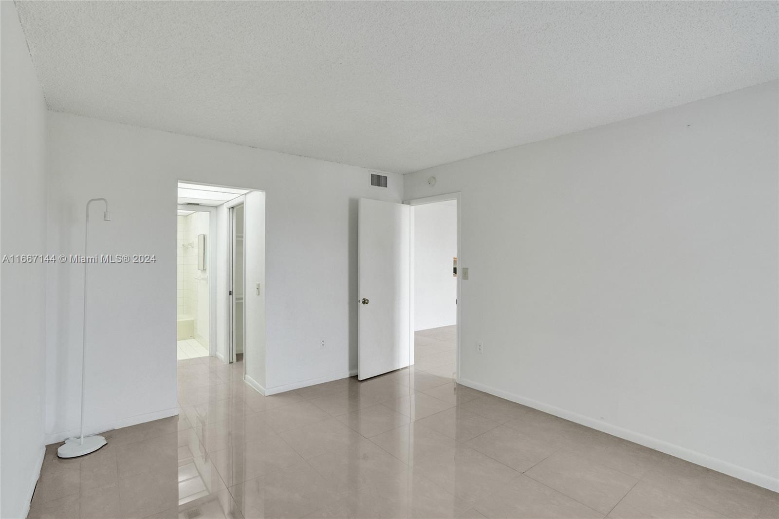 Miami, Florida 33173, United States, 1 Bedroom Bedrooms, ,2 BathroomsBathrooms,Residential,Pending,40962