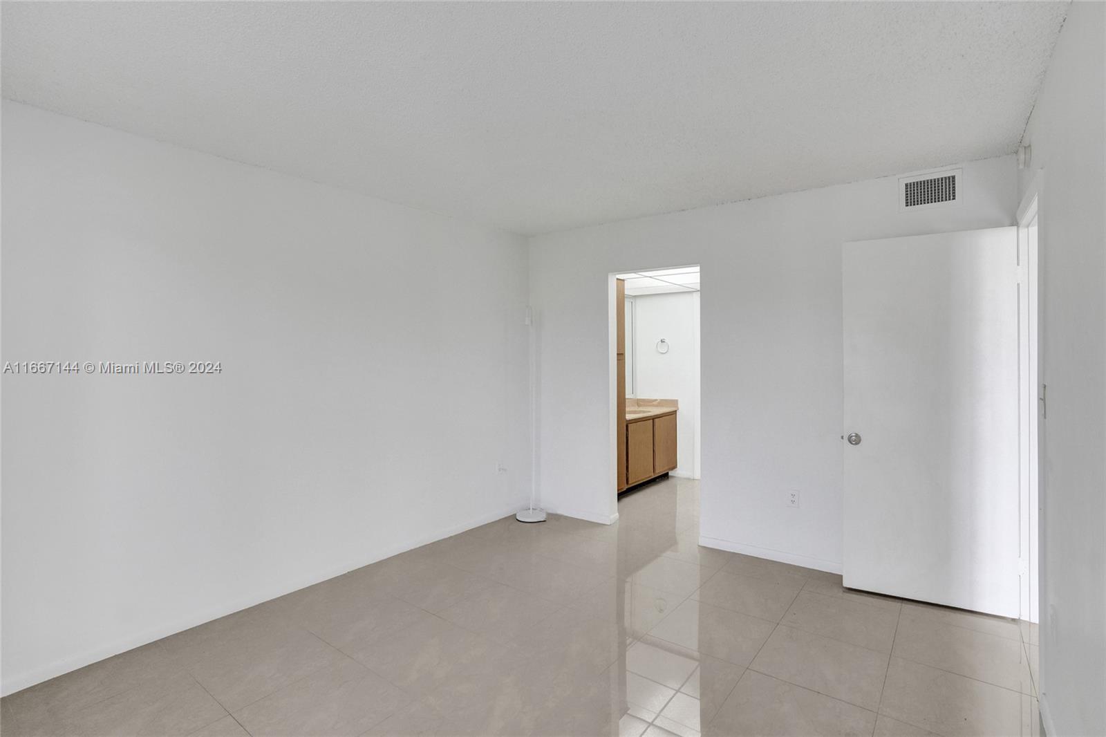 Miami, Florida 33173, United States, 1 Bedroom Bedrooms, ,2 BathroomsBathrooms,Residential,Pending,40962