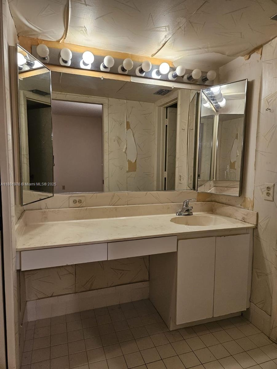 LAKES OF CARRIAGE HILLS - Residential