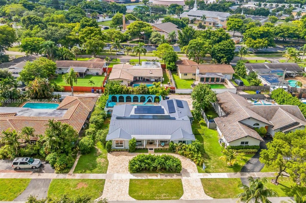 Photo of 633 N Crescent Dr, Hollywood, FL 33021 (MLS # A12016331)