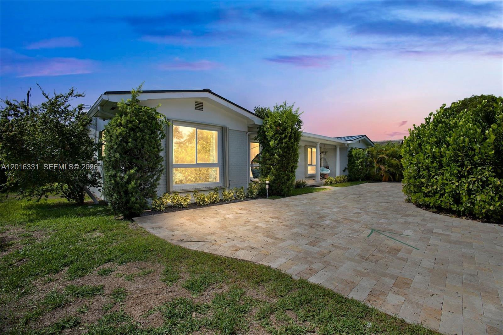 HOLLYWOOD HILLS - Residential