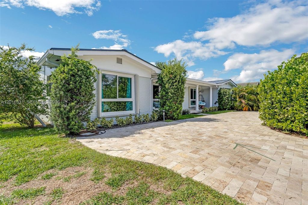 Photo of 633 N Crescent Dr, Hollywood, FL 33021 (MLS # A12016331)