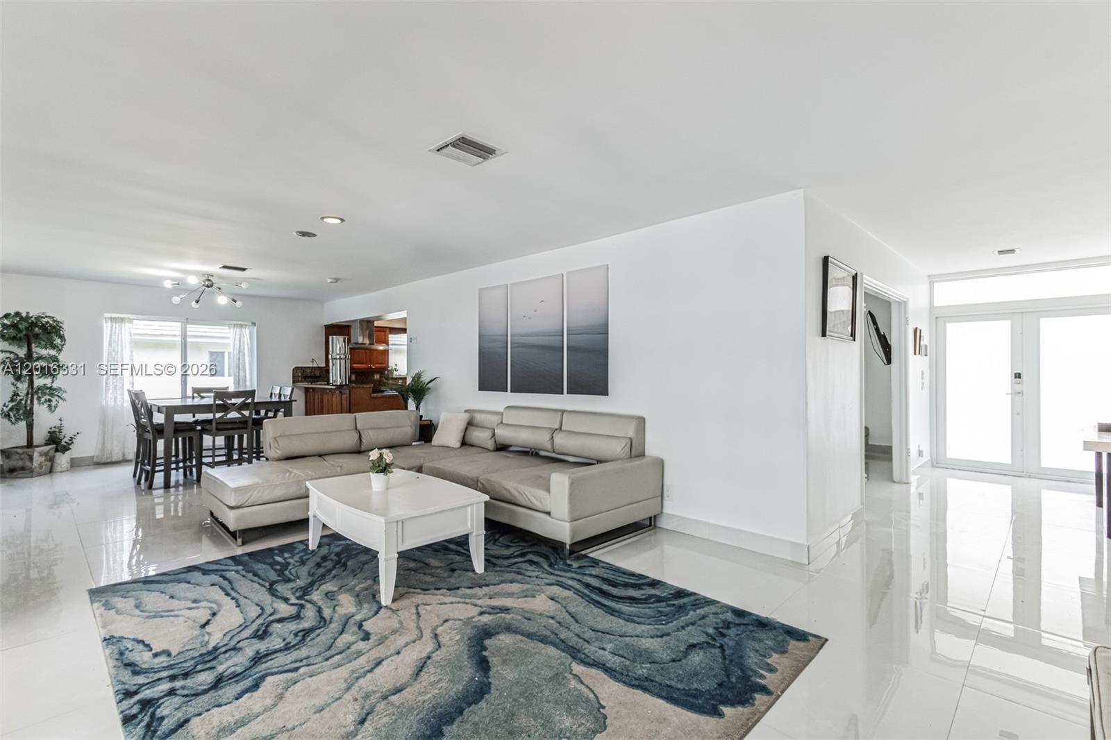 HOLLYWOOD HILLS - Residential
