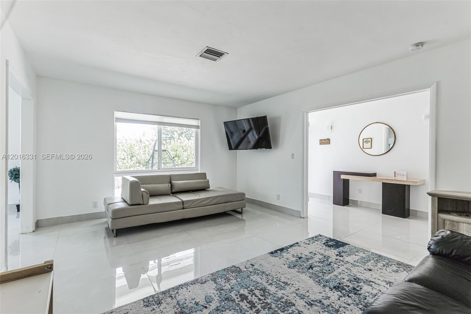 HOLLYWOOD HILLS - Residential