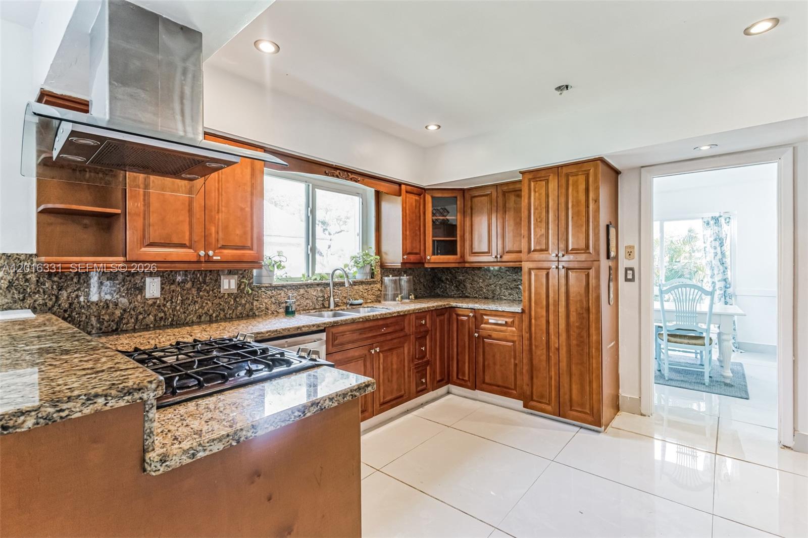 HOLLYWOOD HILLS - Residential