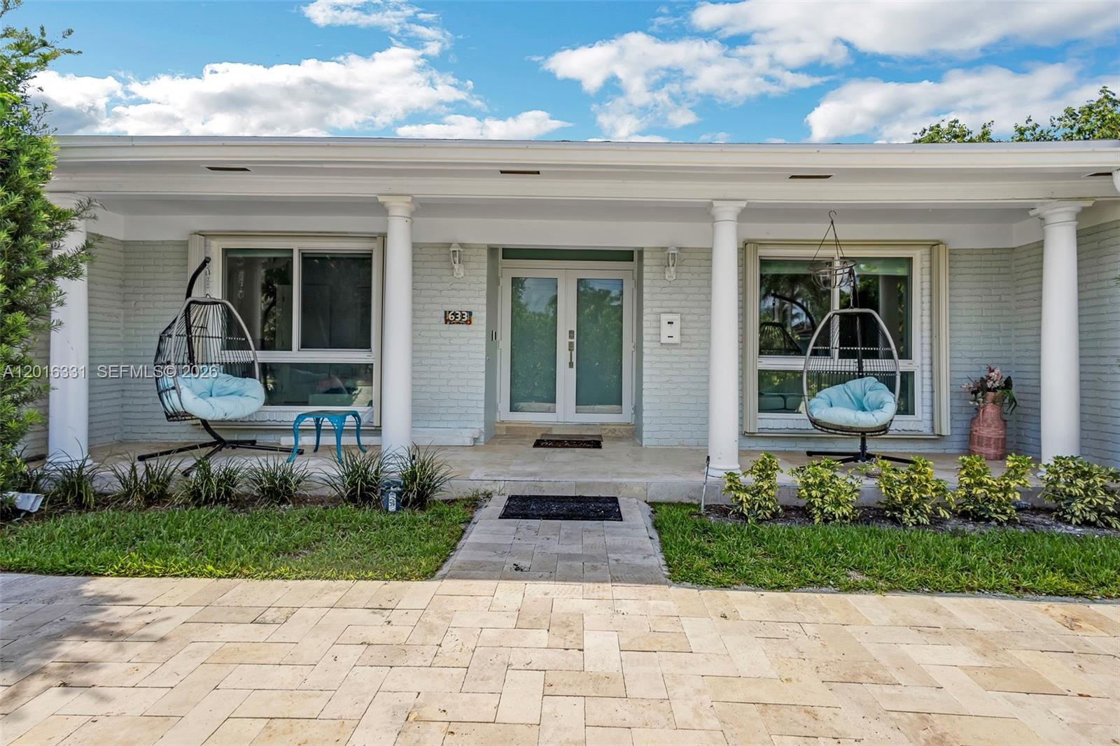 HOLLYWOOD HILLS - Residential