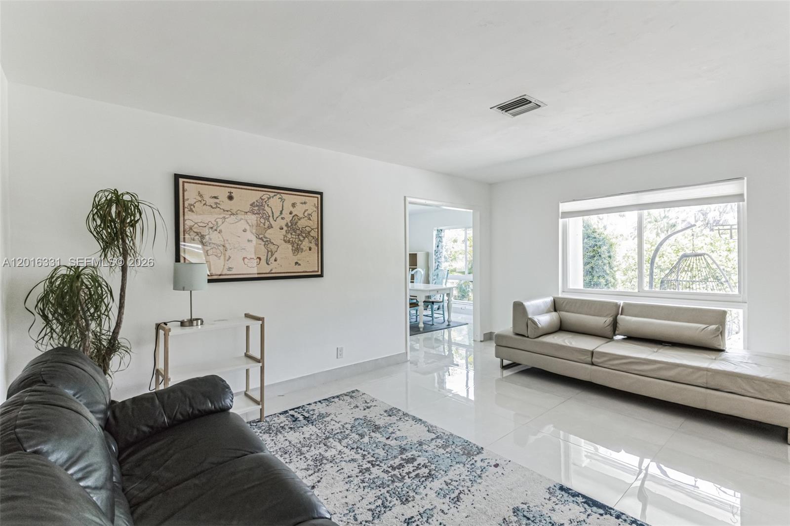 HOLLYWOOD HILLS - Residential