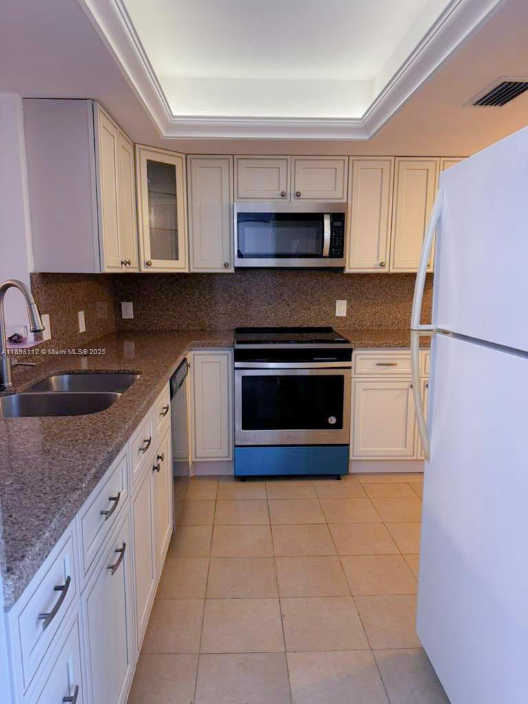 32 OF PALM SPRINGS 3 COND - Residential Lease