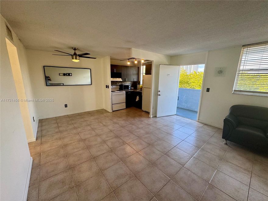 Charming 1 bed, 1 bath unit with a balcony  Located on the 4th floor, enjoy the refreshing ocean breeze from this tranquil residence. The spacious bedroom features a walk-in closet, and the balcony overlooks lush, beautifully maintained gardens. Pet-friendly building with fast approval process. Includes one assigned parking spot.

PRICED TO SELL !!!!