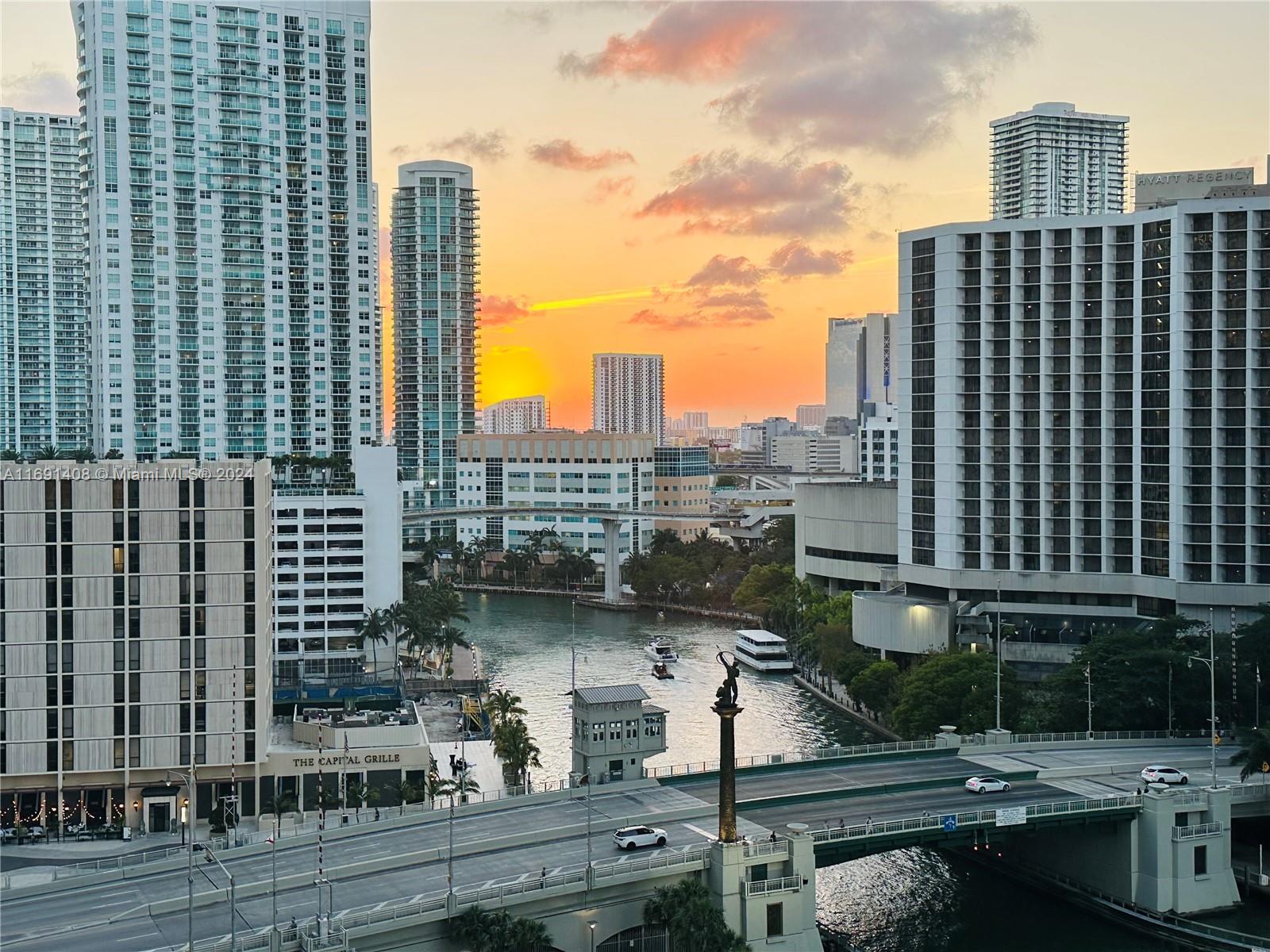 Experience luxury living in this fully-furnished one-bedroom unit at Icon Tower 1. Featuring 16-foot high ceilings
and ample natural light, this well-maintained apartment offers breathtaking views from a spacious balcony
overlooking the river and city skyline. It feels likes home, Step out onto the same floor to find the swimming pool
and spa just a few steps away. Located in the heart of Brickell, it's a short 5-minute walk to Brickell
City Center and top dining and shopping spots. Icon's top-notch amenities include a 300 ft pool, spa, fitness center
with bay views, juice bar, and 24/7 concierge. Available for a minimum six-month lease. Available From 5/1/25 - (Ask about the renovation on the balconies) Ask showing 24 hs at least