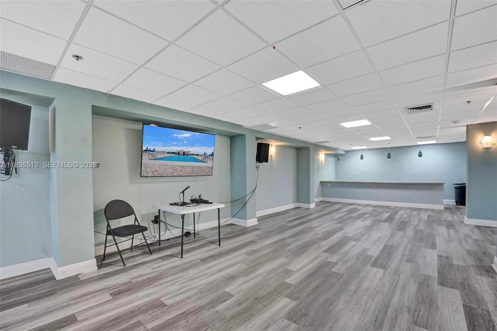 SUMMIT CONDO - Residential