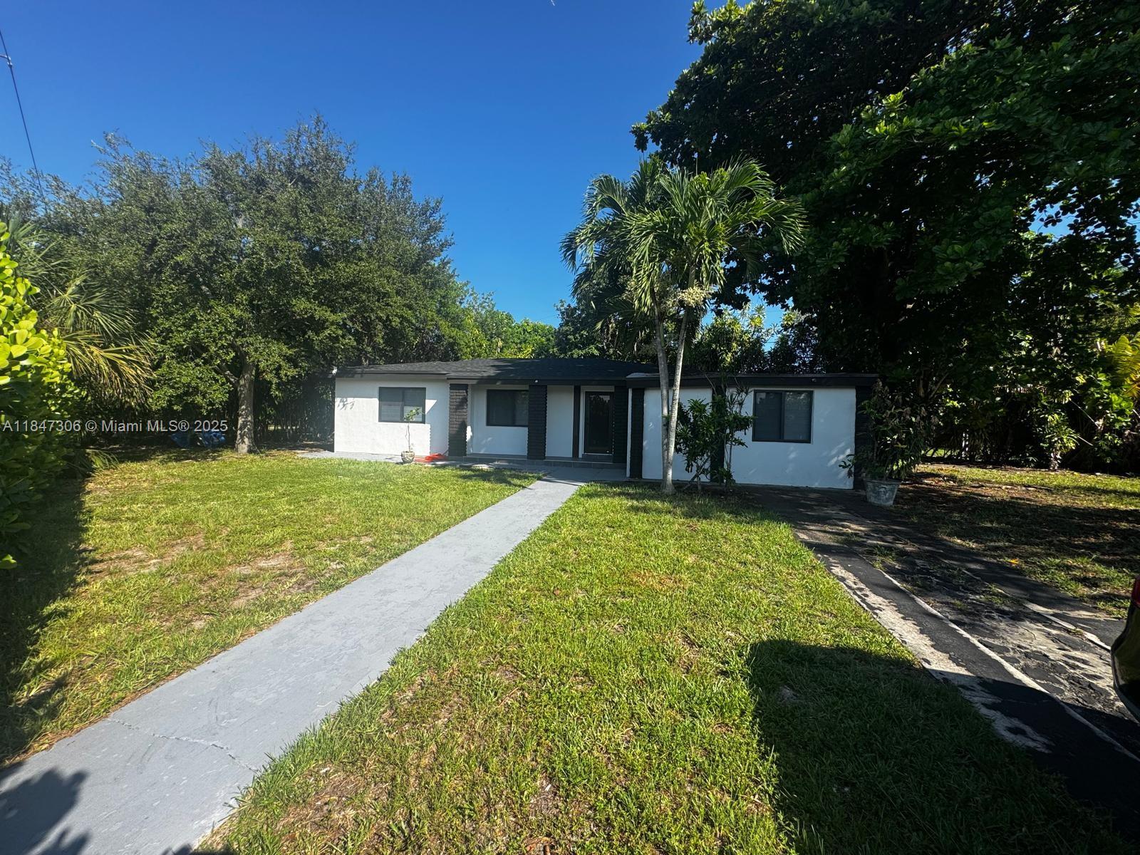 This home features tons of natural light and is located in great area. Offers parking for boat or trailer. Situated on a huge corner oversized lot with plenty of room to add a pool.
Includes a private fence with plants for extra privacy. Conveniently close to beaches, highways, dining, and supermarkets.