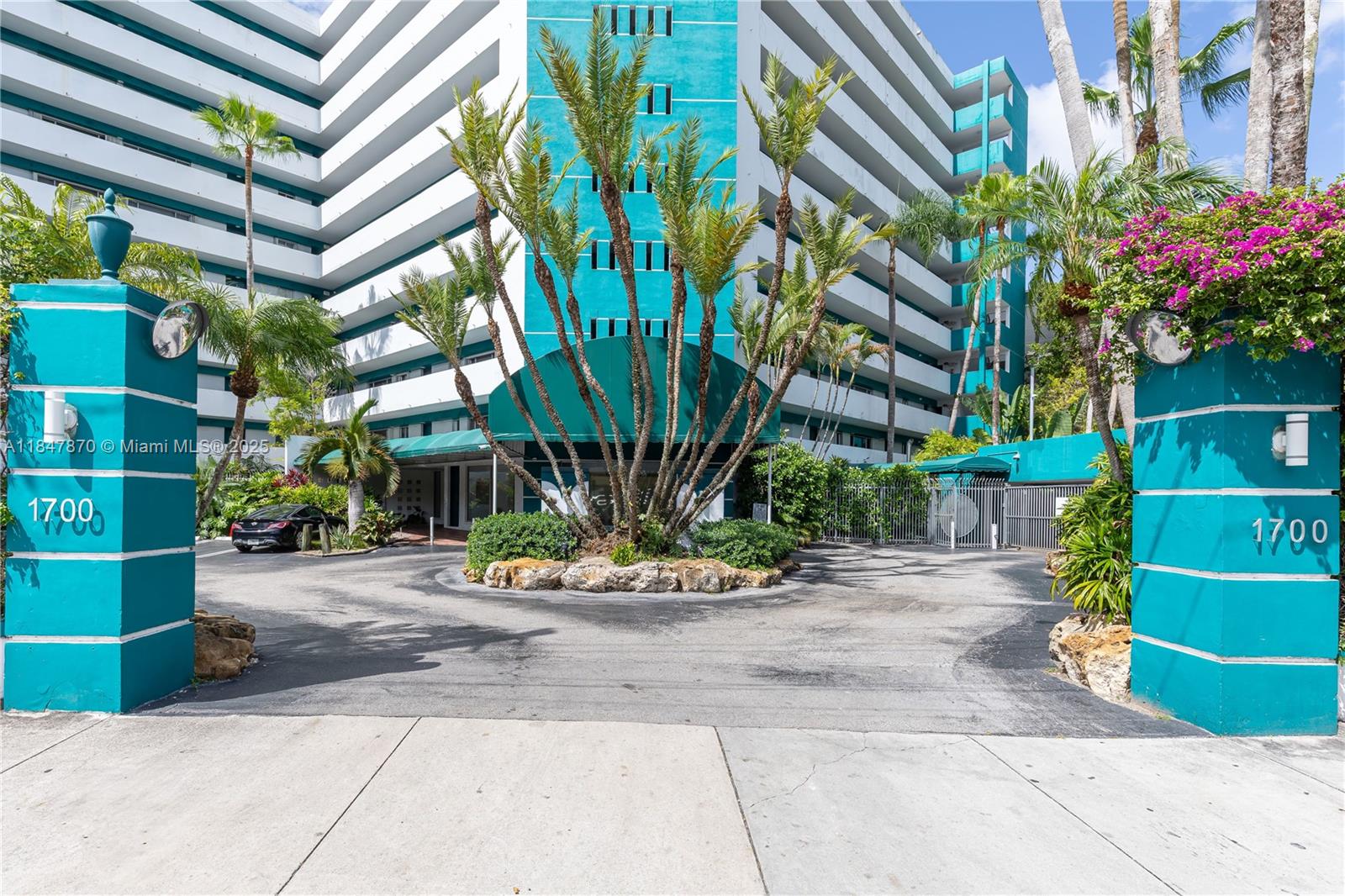 Live the Miami lifestyle in this beautiful 2-bedroom, 2-bath condo located directly on the Miami River. This high-floor unit offers breathtaking water and city skyline views from a private balcony — perfect for morning coffee or evening sunsets.
Inside, you’ll find 2 spacious bedrooms with generous closet space, in-unit washer/dryer, and a brand new AC unit.
This apartment comes with 2 assigned covered parking spaces.
Prime location minutes from Downtown, Brickell, Wynwood, and Miami International Airport.
Whether you're a first-time buyer, investor, or looking for a vacation home, this unit offers unbeatable value in a rapidly growing area.