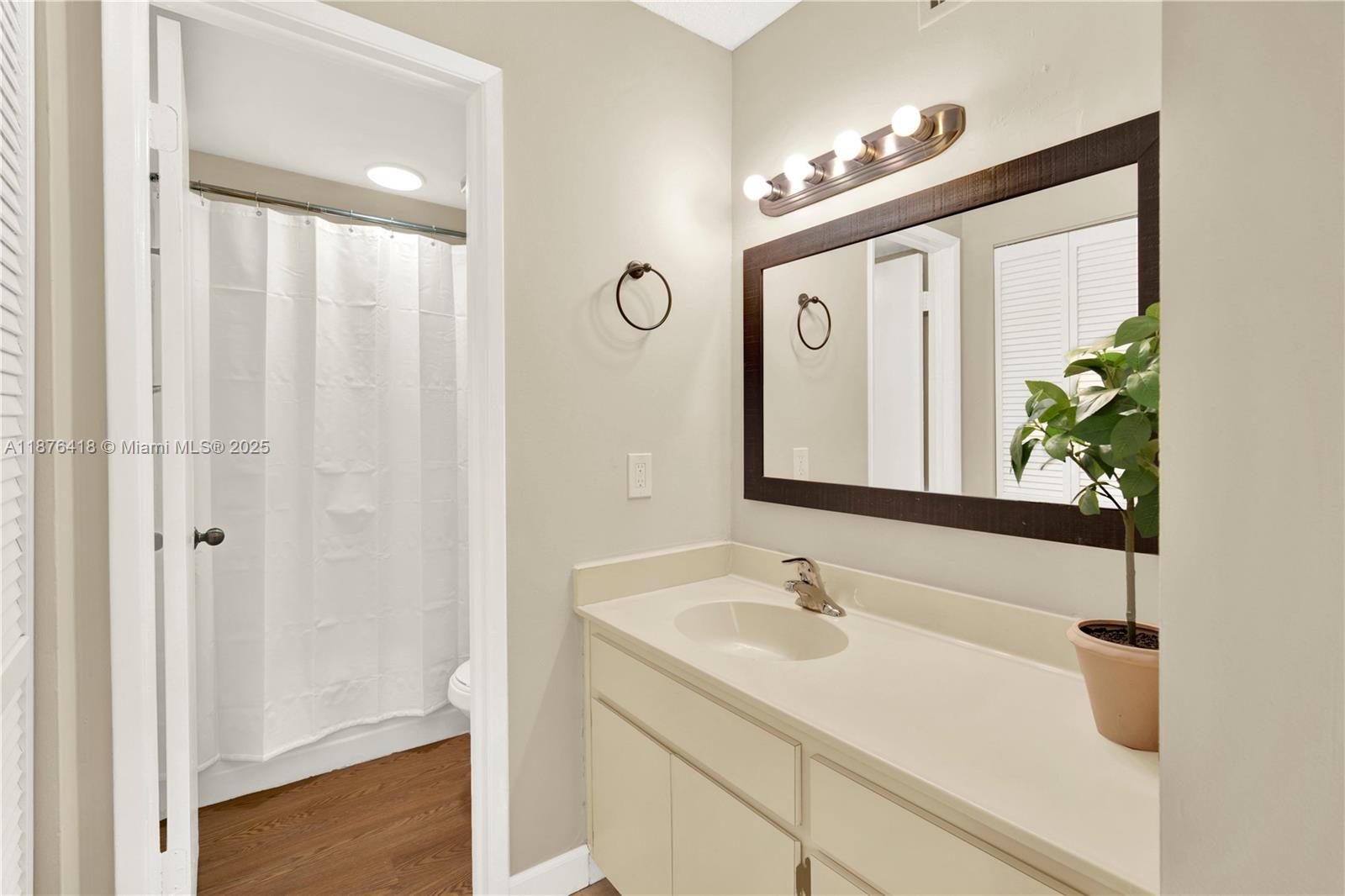 KENLAND POINTE CONDO IV - Residential